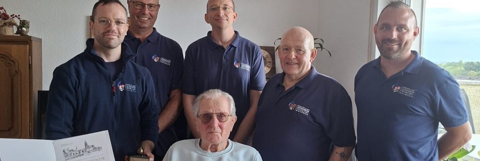 Günter Hartmann bei der Ehrung im Kreis seiner Feuerwehrkameraden