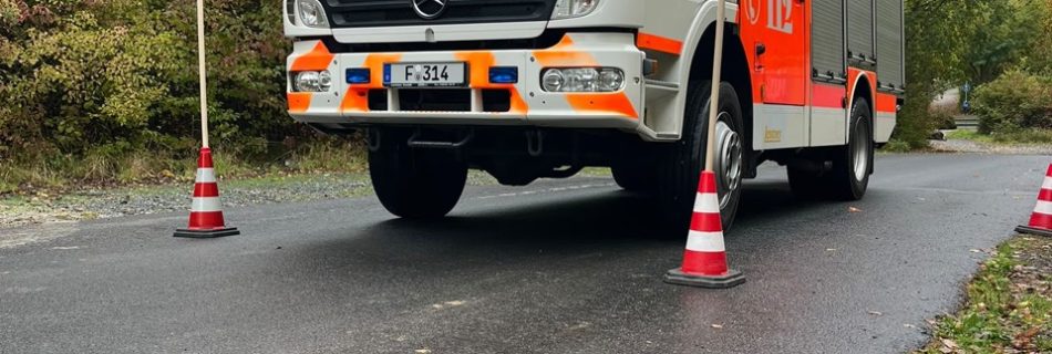 Ein Löschfahrzeug der Freiwilligen Feuerwehr Kalbach bei einer Fahrübung zwischen Verkehrsleitkegeln auf einer asphaltierten Fahrbahn.