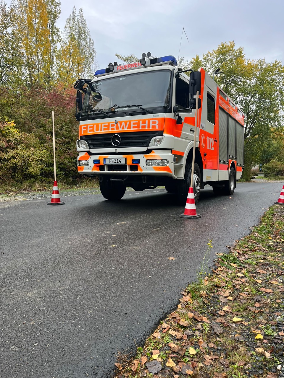 Ein Löschfahrzeug der Freiwilligen Feuerwehr Kalbach bei einer Fahrübung zwischen Verkehrsleitkegeln auf einer asphaltierten Fahrbahn.
